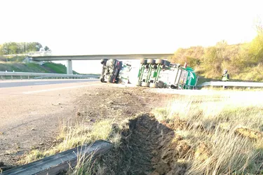 Un camion-citerne de lait s'est renversé sur l'A71 à hauteur de Bizeneuille (Allier) ce samedi
