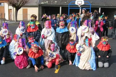 Défilé de carnaval et beaux masques colorés
