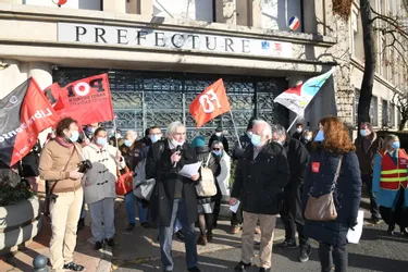 Mobilisation contre la "sécurité globale" devant la préfecture de l'Allier, à Moulins, ce samedi matin