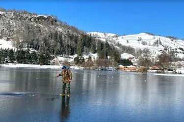 Cantal : la pêche sur glace n'est pas organisée mais ce pêcheur a quand même marché sur l'eau
