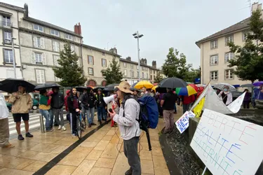 Près de 200 personnes anti-pass sanitaire ont manifesté à Aurillac (Cantal) ce samedi
