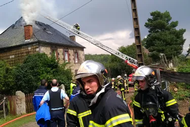 La toiture et les combles d'une vieille bâtisse détruits par un incendie à Gelles (Puy-de-Dôme)