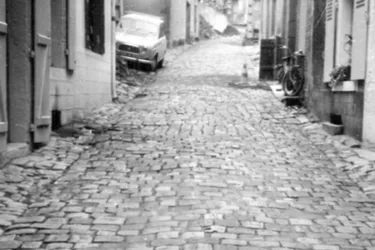 Décembre 1970 : la dernière rue pavée de Bourbon recouverte d'enrobé