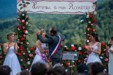 Saint-Sauves-d'Auvergne (Puy-de-Dôme) couronne ses Rosières 2020 et 2021