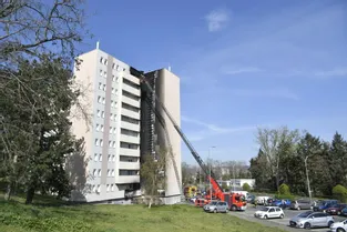 La façade d'un immeuble en feu à Montluçon : une cinquantaine d'évacuations mais aucune victime à déplorer