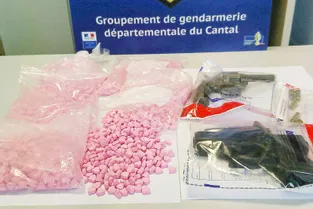 Grosse saisie d’ecstasy et des armes retrouvées à Saint-Paul-des-Landes (Cantal)