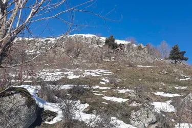Un bloc de rochers se décroche de la falaise et tombe sur une maison d'habitation dans le Cantal