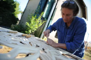 A Moulins, elle invente un nouveau métier avec la création de rosaces en bois
