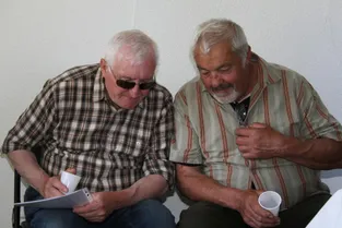 Aujourd’hui élus municipaux à Lioux-les-Monges (Creuse), ces deux amis affichaient de beaux tableaux de pêche dans les années 1970