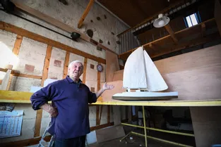 Suivant l’irrésistible appel du grand large, il construit un catamaran dans son salon