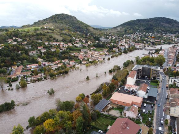 Image illustrant la puissance dévastatrice d'inondations majeures suite à une rupture de barrage