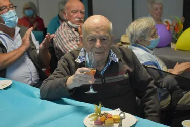 Edmond Devillers a fêté ses 103 ans à Brive (Corrèze) : « Mon secret, c'est un bon verre de vin par jour ! »