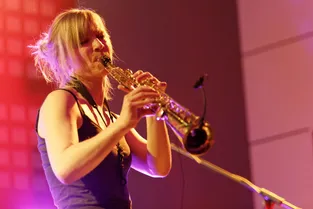 Le 21e festival Jazz dans le bocage lancé avec la saxophoniste Nora Kamm à Rocles (Allier)