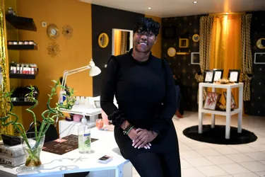 Après une formation de création d'entreprise, elle ouvre son salon d'onglerie à Clermont-Ferrand