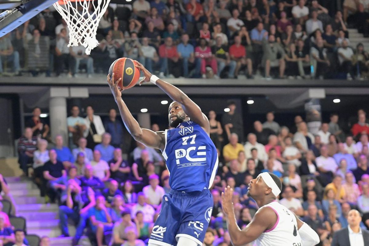 Basket Pro B : la JA Vichy bat largement le Poitiers Basket 86 et file en playof