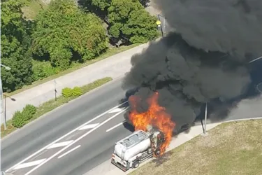 Vidéo : un camion citerne en feu, la rocade d'Aiguilhe fermée