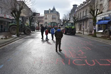Des agriculteurs du Puy-de-Dôme mobilisés à Ambert contre le Mercosur et la problématique du boisement