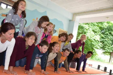 Les parents d’élèves de l’école de Villeneuve-d’Allier ont été invités à s’initier au cirque