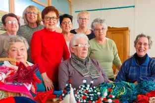Le club de tricot Douce Laine est en plein préparatifs pour le marché de Noël
