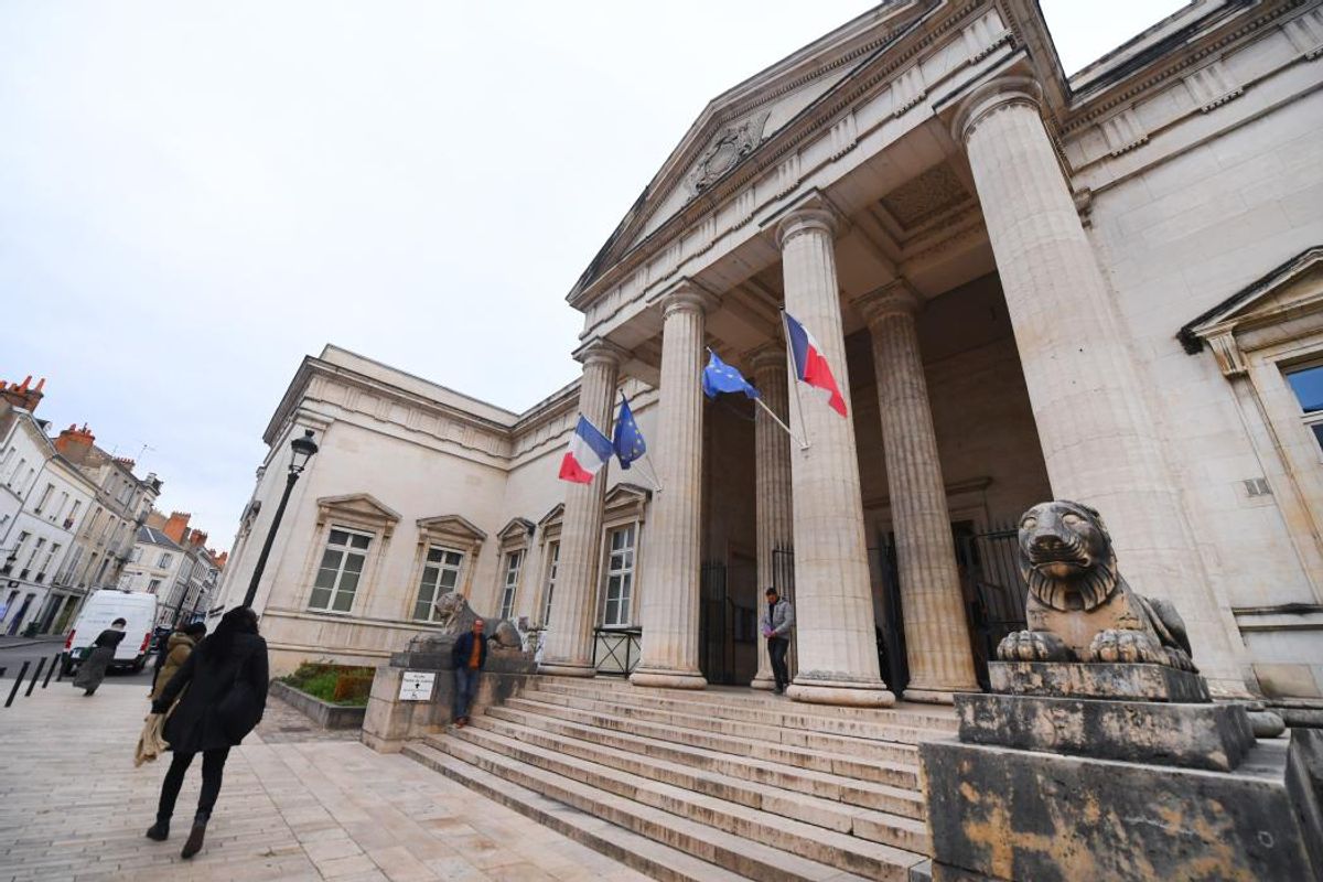 Il fracture le nez de sa compagne sous les yeux de sa petite fille de sept ans : un orléanais condamné pour violences