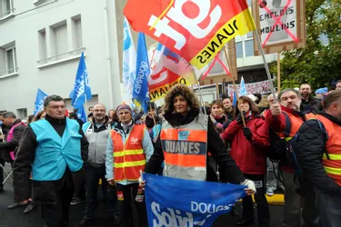 Plus d'une centaine de douaniers manifestent à Clermont-Ferrand