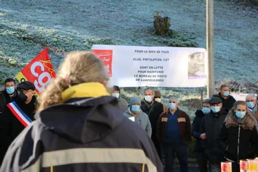 Une centaine d'habitants de Laroquebrou (Cantal) mobilisés contre la suppression de leur bureau de poste