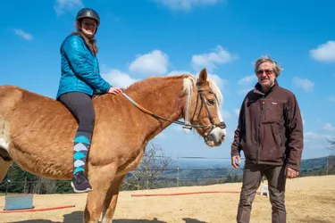 Jérôme Médard propose une autre manière de monter à cheval, à Saint-Victor-Montvianeix (Puy-de-Dôme)