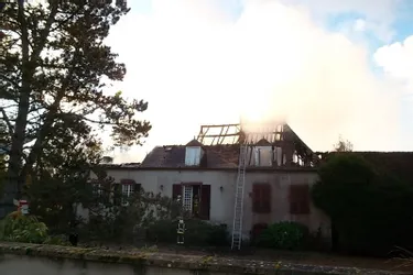 Une maison ravagée par les flammes à Coulanges