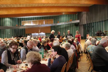 220 invités au repas dansant pour les aînés