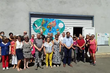 Le Secours populaire de Saint-Eloy-les-Mines (Puy-de-Dôme) inaugure sa nouvelle enseigne réalisée par le peintre Janot Oleje