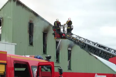Incendie dans une entreprise de poêles-cheminées : la salle d'exposition détruite [Mise à jour]