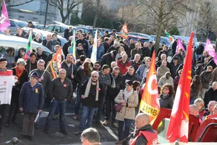 Social : 300 personnes ont manifesté devant la préfecture