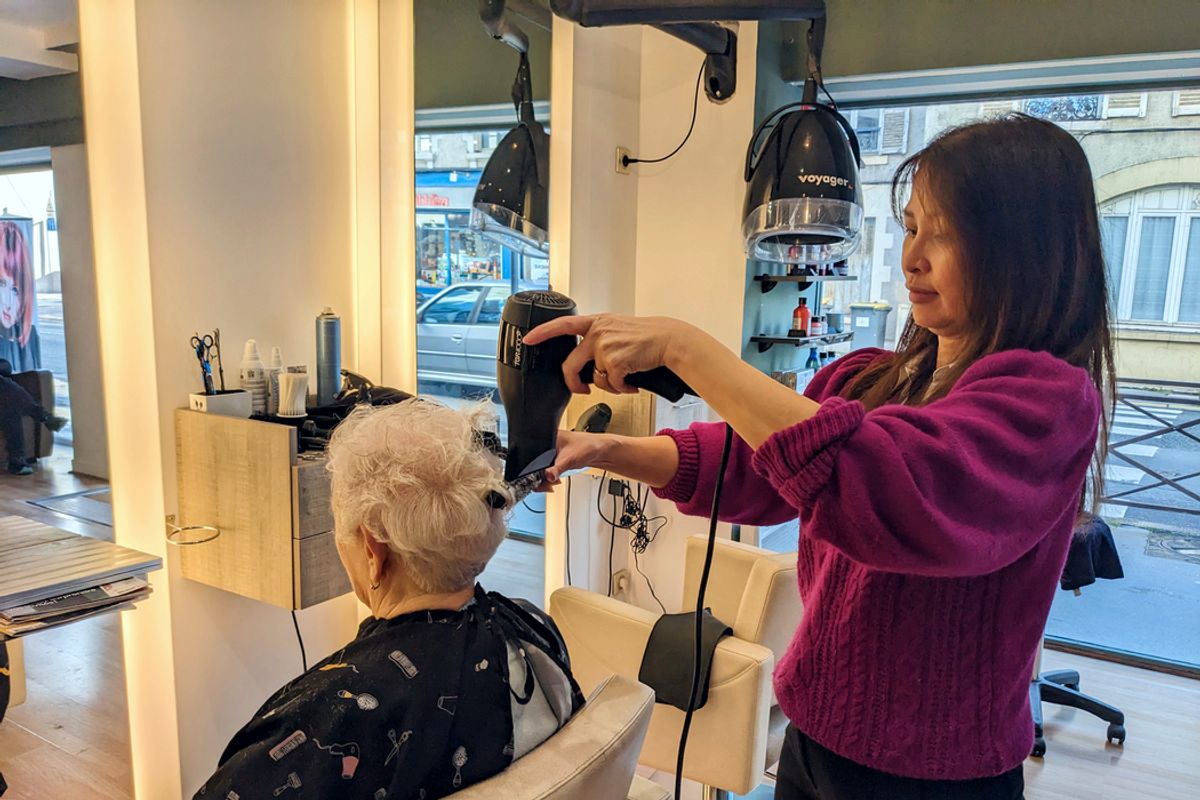 Dans l'impasse rue de Bourgogne à Orléans, la gérante du salon