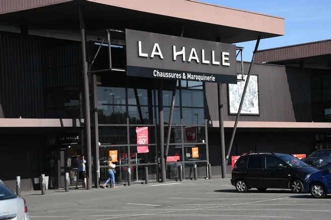 Liquidation de la Halle aux chaussures et aux vetements un magasin sur deux touche dans le Puy de Dome La Montagne