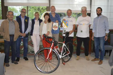 René Fontaine, le cycliste solidaire de 75 ans, fait étape à Ambert (Puy-de-Dôme)
