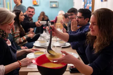 A Lyon, un bistrot veut favoriser le contact humain et la mixité sociale avec des repas participatifs à 2 euros