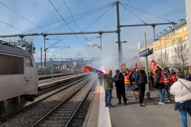 La gare de Clermont-Ferrand envahie par des opposants à la réforme des retraites