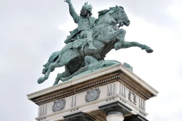 La statue de Vercingétorix, d’Auguste Bartholdi, a été inaugurée les 10 et 11 octobre 1903