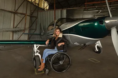 Seule survivante d'un accident d'avion, Dorine Bourneton a retrouvé sa liberté en volant