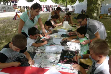 Des ateliers pour les enfants et les adultes se déroulent sur la place du festival, tous les jours