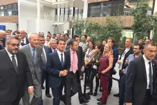 Manuel Valls inaugure le nouveau centre de recherches Michelin
