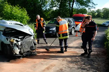 Deux blessés légers lors d'un violent choc frontal à Paulhac (Cantal)