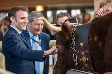 Emmanuel Macron face aux inquiétudes et parfois chahuté au Salon de l'agriculture de Paris