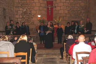 Un chœur féminin et une guitare classique en concert à l’église