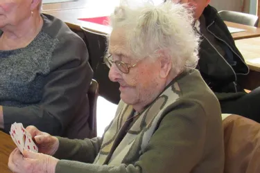 À 106 ans, elle tape toujours le carton