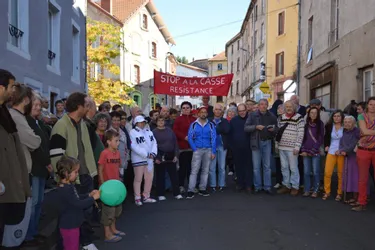 Une cinquantaine d’opposants réunis pour protester contre la fermeture programmée le lundi