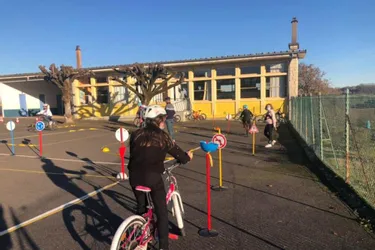 Les écoliers initiés à la conduite à vélo
