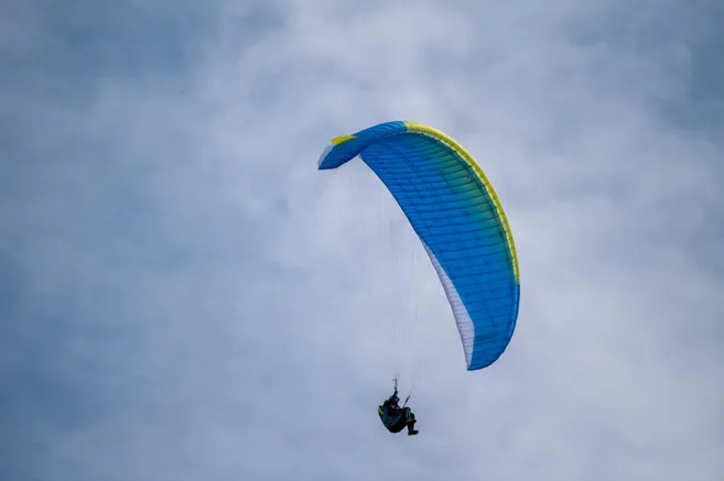 Un parapentiste bloqué en haut d'un arbre, le plafond s'effondre quand elle est dans son lit... Les faits divers du week-end - La Montagne