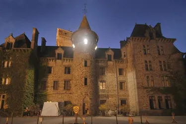 Les visites nocturnes du château de Pesteils se poursuivent jusqu’au mardi 13 août à Polminhac