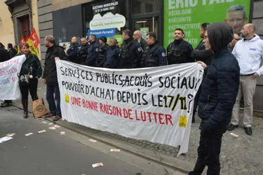 Clermont-Ferrand : des manifestants tentent de s'inviter à la cérémonie des vœux du candidat LREM aux municipales Eric Faidy